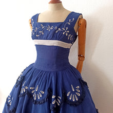 Charger l&#39;image dans la galerie, 1950s - Stunning Blue Embroidery Linen Dress - W27 (68cm)
