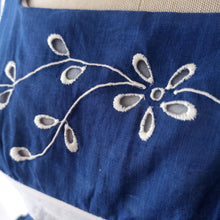 Cargar imagen en el visor de la galería, 1950s - Stunning Blue Embroidery Linen Dress - W27 (68cm)
