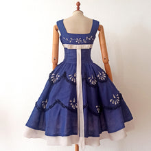 Carica l&#39;immagine nel visualizzatore di Gallery, 1950s - Stunning Blue Embroidery Linen Dress - W27 (68cm)
