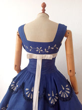 Carica l&#39;immagine nel visualizzatore di Gallery, 1950s - Stunning Blue Embroidery Linen Dress - W27 (68cm)

