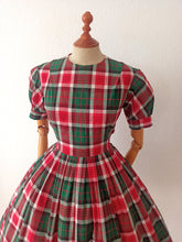 Carica l&#39;immagine nel visualizzatore di Gallery, 1950s - Adorable French Puff Sleeves Tartan Cotton Dress - W27.5 (70cm)
