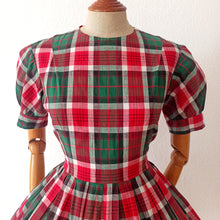 Carica l&#39;immagine nel visualizzatore di Gallery, 1950s - Adorable French Puff Sleeves Tartan Cotton Dress - W27.5 (70cm)
