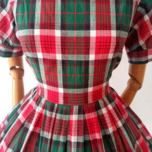 Charger l&#39;image dans la galerie, 1950s - Adorable French Puff Sleeves Tartan Cotton Dress - W27.5 (70cm)
