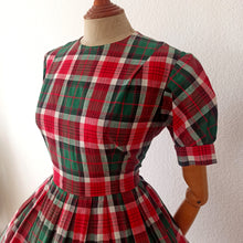 Laden Sie das Bild in den Galerie-Viewer, 1950s - Adorable French Puff Sleeves Tartan Cotton Dress - W27.5 (70cm)
