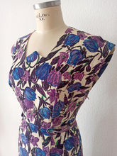 Laden Sie das Bild in den Galerie-Viewer, 1950s 1960s - Stunning Abstract Floral Dress - W29 (74cm)
