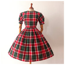 Charger l&#39;image dans la galerie, 1950s - Adorable French Puff Sleeves Tartan Cotton Dress - W27.5 (70cm)
