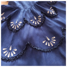 Laden Sie das Bild in den Galerie-Viewer, 1950s - Stunning Blue Embroidery Linen Dress - W27 (68cm)
