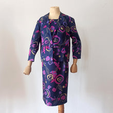 Charger l&#39;image dans la galerie, 1960s -  Spectacular Purple Satin Dress &amp; Jacket Set - W34 (86cm)
