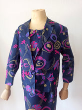 Laden Sie das Bild in den Galerie-Viewer, 1960s -  Spectacular Purple Satin Dress &amp; Jacket Set - W34 (86cm)
