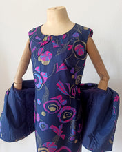 Laden Sie das Bild in den Galerie-Viewer, 1960s -  Spectacular Purple Satin Dress &amp; Jacket Set - W34 (86cm)

