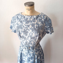 Cargar imagen en el visor de la galería, 1940s 1950s - Adorable Novelty Print Cotton Dress - W28 (72cm)
