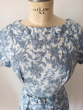 Load image into Gallery viewer, 1940s 1950s - Adorable Novelty Print Cotton Dress - W28 (72cm)
