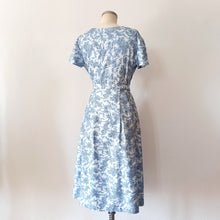 Carica l&#39;immagine nel visualizzatore di Gallery, 1940s 1950s - Adorable Novelty Print Cotton Dress - W28 (72cm)
