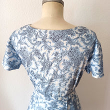 Laden Sie das Bild in den Galerie-Viewer, 1940s 1950s - Adorable Novelty Print Cotton Dress - W28 (72cm)
