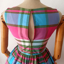 Cargar imagen en el visor de la galería, 1950s - Adorable Colors Plaid Cotton Dress - W26 (66cm)
