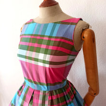 Laden Sie das Bild in den Galerie-Viewer, 1950s - Adorable Colors Plaid Cotton Dress - W26 (66cm)
