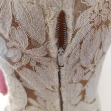 Cargar imagen en el visor de la galería, 1950s - Outstanding Handmade Lace Dress - W24 (60cm)
