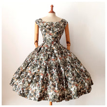 Laden Sie das Bild in den Galerie-Viewer, 1950s - Fabulous Abstract Floral Satin Dress - W29 (74cm)
