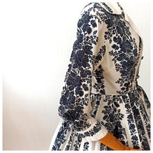 Cargar imagen en el visor de la galería, 1950s - Spectacular Black Floral Print Cotton Dress - W29 (74cm)
