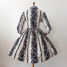 Cargar imagen en el visor de la galería, 1950s - Spectacular Black Floral Print Cotton Dress - W29 (74cm)
