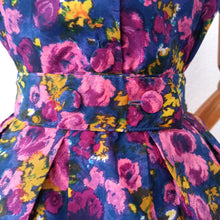 Carica l&#39;immagine nel visualizzatore di Gallery, 1950s - Stunning Colors Floral Dress - W28.5 (72cm)
