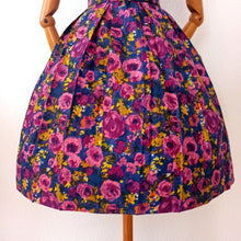 Carica l&#39;immagine nel visualizzatore di Gallery, 1950s - Stunning Colors Floral Dress - W28.5 (72cm)
