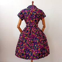 Cargar imagen en el visor de la galería, 1950s - Stunning Colors Floral Dress - W28.5 (72cm)
