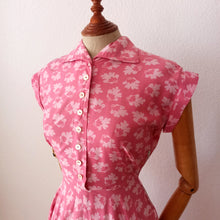 Cargar imagen en el visor de la galería, 1940s - Adorable French Pink Rayon Dress - W28 (70cm)
