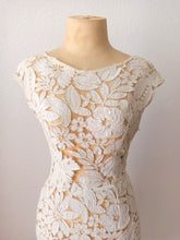 Cargar imagen en el visor de la galería, 1950s - Outstanding Handmade Lace Dress - W24 (60cm)
