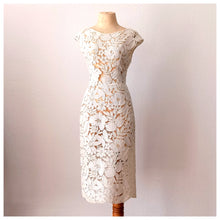 Cargar imagen en el visor de la galería, 1950s - Outstanding Handmade Lace Dress - W24 (60cm)
