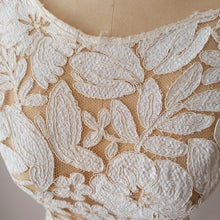 Cargar imagen en el visor de la galería, 1950s - Outstanding Handmade Lace Dress - W24 (60cm)
