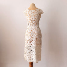 Cargar imagen en el visor de la galería, 1950s - Outstanding Handmade Lace Dress - W24 (60cm)
