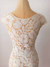 Cargar imagen en el visor de la galería, 1950s - Outstanding Handmade Lace Dress - W24 (60cm)
