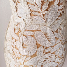 Cargar imagen en el visor de la galería, 1950s - Outstanding Handmade Lace Dress - W24 (60cm)
