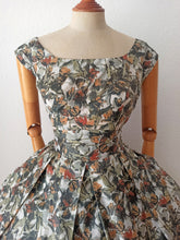 Laden Sie das Bild in den Galerie-Viewer, 1950s - Fabulous Abstract Floral Satin Dress - W29 (74cm)
