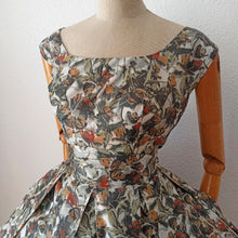 Laden Sie das Bild in den Galerie-Viewer, 1950s - Fabulous Abstract Floral Satin Dress - W29 (74cm)
