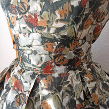 Laden Sie das Bild in den Galerie-Viewer, 1950s - Fabulous Abstract Floral Satin Dress - W29 (74cm)
