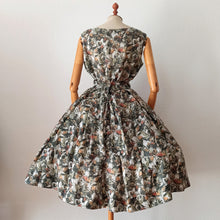 Laden Sie das Bild in den Galerie-Viewer, 1950s - Fabulous Abstract Floral Satin Dress - W29 (74cm)
