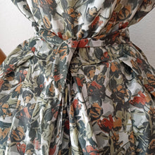 Laden Sie das Bild in den Galerie-Viewer, 1950s - Fabulous Abstract Floral Satin Dress - W29 (74cm)
