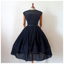 Cargar imagen en el visor de la galería, 1950s - R&amp;K Originals, USA - Stunning Black Sheer Lace Dress - W26 (66cm)
