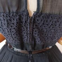 Cargar imagen en el visor de la galería, 1950s - R&amp;K Originals, USA - Stunning Black Sheer Lace Dress - W26 (66cm)
