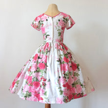 Load image into Gallery viewer, 1950s - AMC Fashions - Stunning Roseprint Dress - W24 (62cm)
