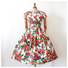 Laden Sie das Bild in den Galerie-Viewer, 1950s - Paris - Colorful Textured Cotton Floral Dress - W24 (62cm)
