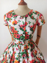 Carica l&#39;immagine nel visualizzatore di Gallery, 1950s - Paris - Colorful Textured Cotton Floral Dress - W24 (62cm)
