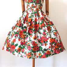 Carica l&#39;immagine nel visualizzatore di Gallery, 1950s - Paris - Colorful Textured Cotton Floral Dress - W24 (62cm)
