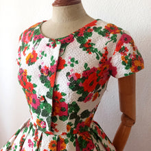 Cargar imagen en el visor de la galería, 1950s - Paris - Colorful Textured Cotton Floral Dress - W24 (62cm)
