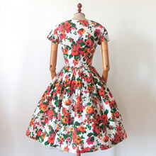 Charger l&#39;image dans la galerie, 1950s - Paris - Colorful Textured Cotton Floral Dress - W24 (62cm)
