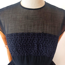 Carica l&#39;immagine nel visualizzatore di Gallery, 1950s - R&amp;K Originals, USA - Stunning Black Sheer Lace Dress - W26 (66cm)
