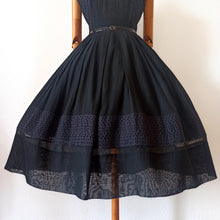 Carica l&#39;immagine nel visualizzatore di Gallery, 1950s - R&amp;K Originals, USA - Stunning Black Sheer Lace Dress - W26 (66cm)
