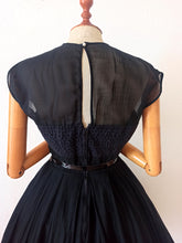 Charger l&#39;image dans la galerie, 1950s - R&amp;K Originals, USA - Stunning Black Sheer Lace Dress - W26 (66cm)
